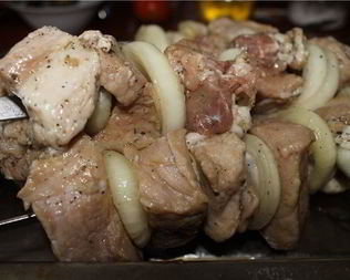 Шашлык из свинины, маринованный в водке с медом