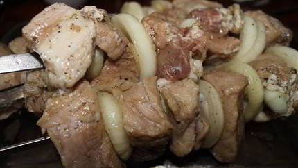 Шашлык из свинины, маринованный в водке с медом
