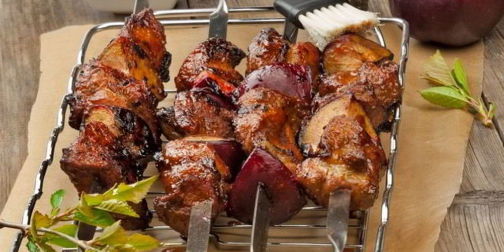 Рецепт шашлыка из свиной шейки со сливой и красной смородиной