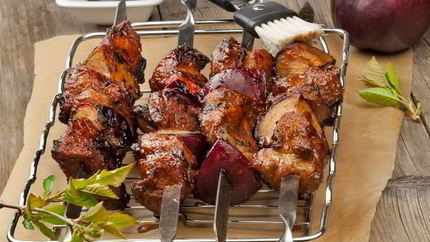 Шашлык из свиной шейки со сливой и красной смородиной