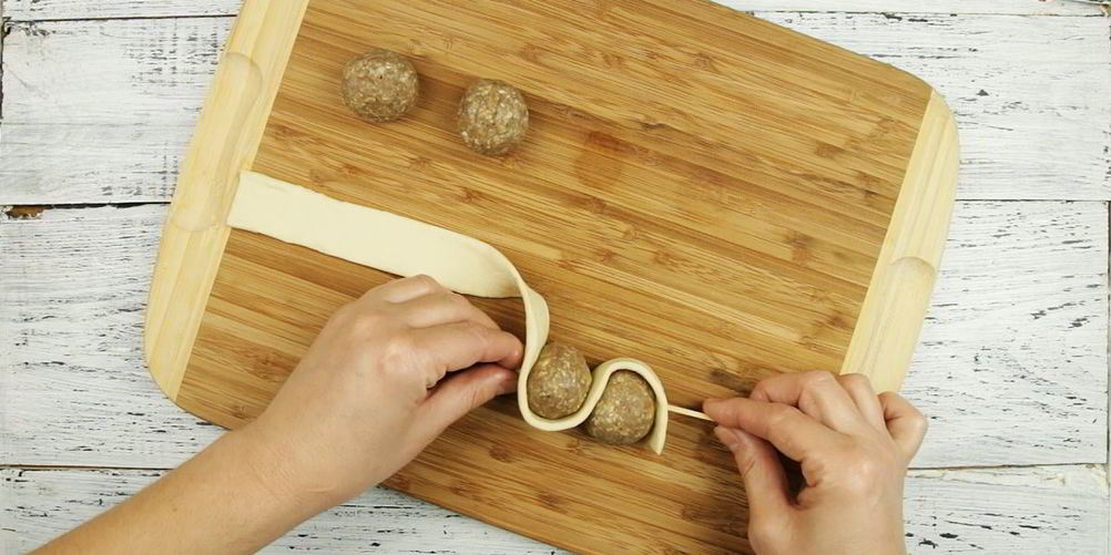 Рецепт шашлыков из фарша со слоеным тестом