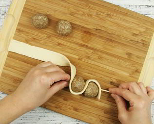 Шашлыки из фарша со слоеным тестом