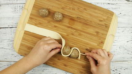 Шашлыки из фарша со слоеным тестом