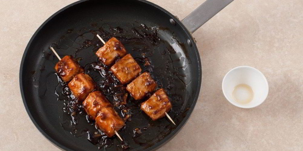 Рецепт шашлыков из форели в соусе терияки с салатом чука