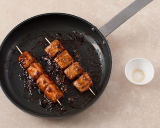 Шашлыки из форели в соусе терияки с салатом чука