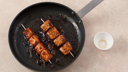 Шашлыки из форели в соусе терияки с салатом чука