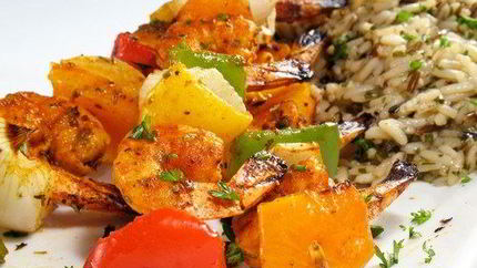 Шашлыки из креветок и манго в соке лайма