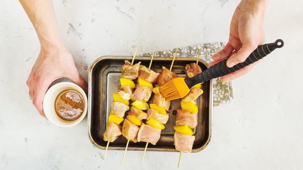 шашлыки из свинины с персиками в соусе терияки