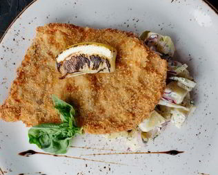 Шницель из индейки в панировке из карри