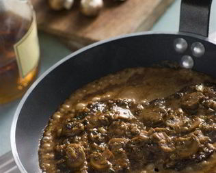 Говяжий стейк со сливочно-грибным соусом