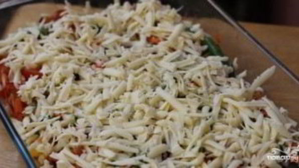 куриный стейк под овощами и сыром