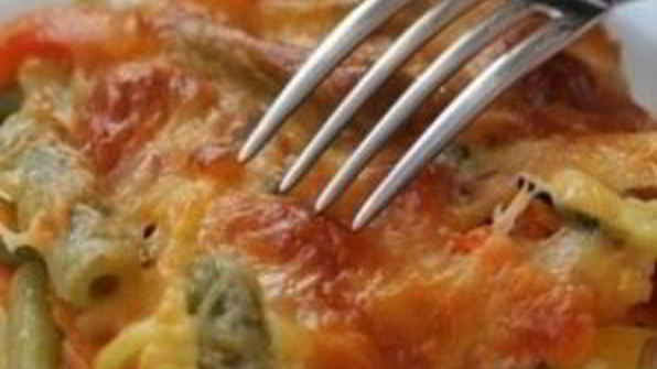 куриный стейк под овощами и сыром