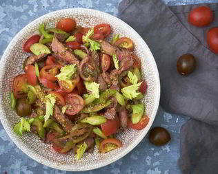 Салата из стейка, сельдерея и помидоров