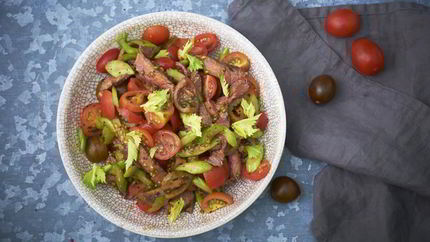 Салата из стейка, сельдерея и помидоров