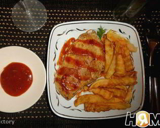 Стейк гриль с картофелем и соусом Barbecue