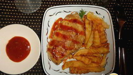 Стейк гриль с картофелем и соусом Barbecue