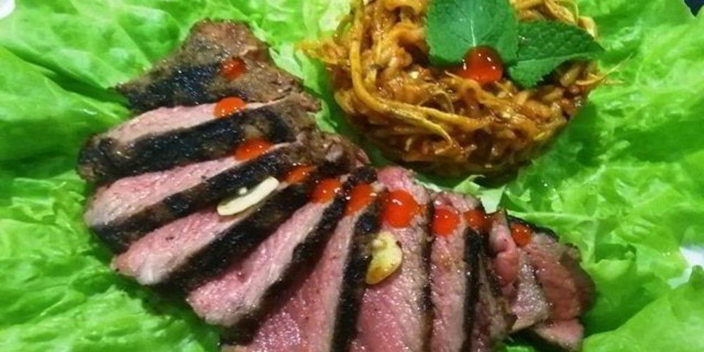 Рецепт стейка из говядины с лапшой из кабачка