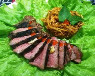 Стейк из говядины с лапшой из кабачка