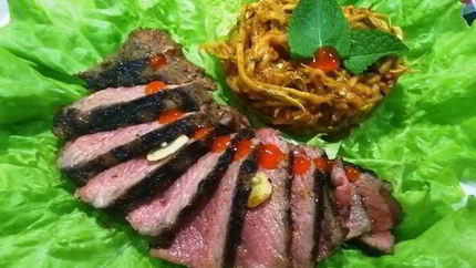 Стейк из говядины с лапшой из кабачка