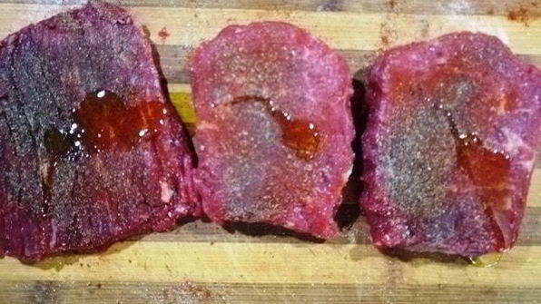 стейк из говядины с лапшой из кабачка