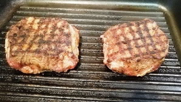 стейк из говядины с лапшой из кабачка