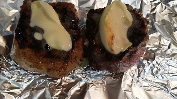 стейк из говядины с лапшой из кабачка