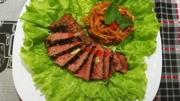 стейк из говядины с лапшой из кабачка