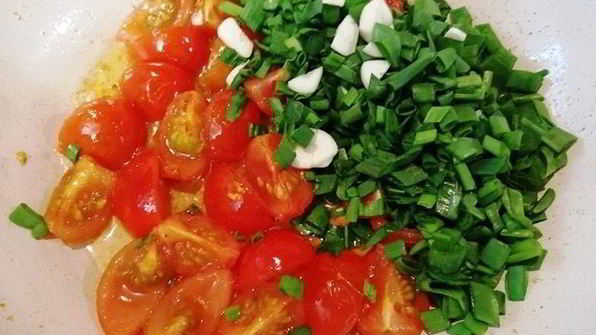 стейк из говядины с лапшой из кабачка