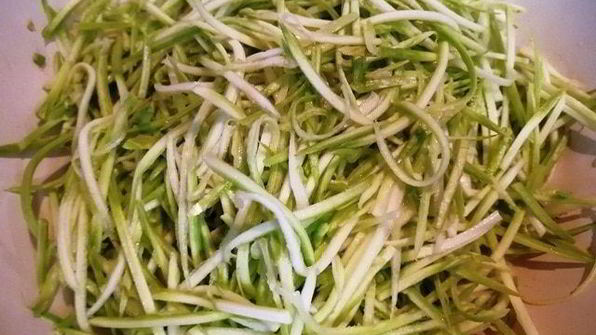 стейк из говядины с лапшой из кабачка