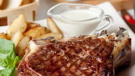 Стейк из говядины со сливочным соусом из голубого сыра