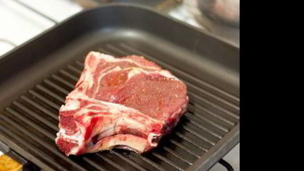 стейк из говядины со сливочным соусом из голубого сыра