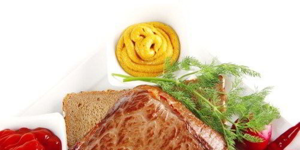 Рецепт стейка из маринованной пашины на хлебе с вялеными томатами и чесноком