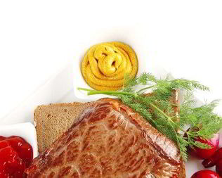 Стейк из маринованной пашины на хлебе с вялеными томатами и чесноком