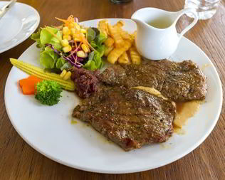 Стейк из оленины с соусом из крыжовника