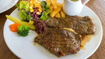 Стейк из оленины с соусом из крыжовника