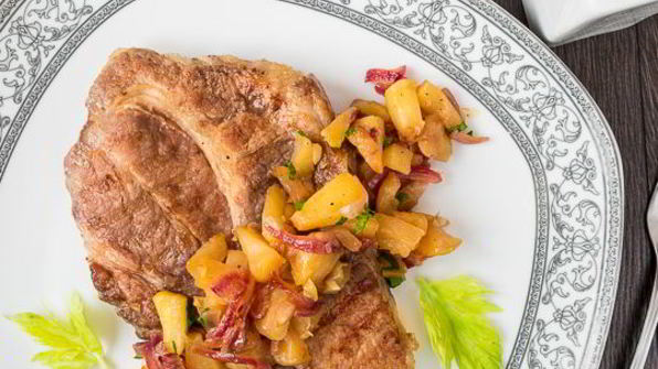 стейк из свинины с яблочным чатни