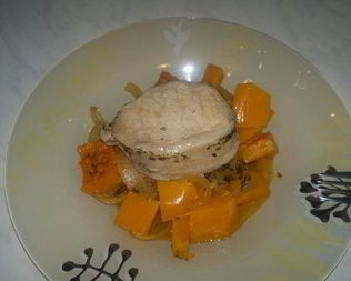 Стейк из свиной корейки с карманом начиненный оливками и чесноком и тушеная тыква с луком