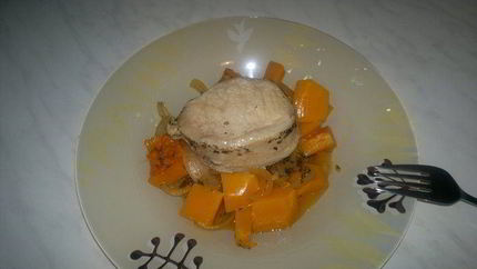 Стейк из свиной корейки с карманом начиненный оливками и чесноком и тушеная тыква с луком