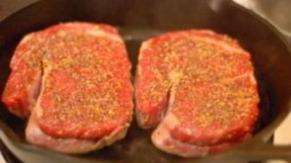 стейк из телятины на сковороде