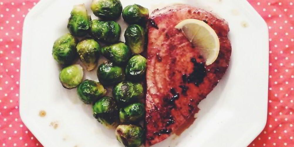 Рецепт стейка из тунца с гарниром из брюссельской капусты