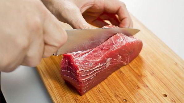 стейк из тунца с гарниром из брюссельской капусты