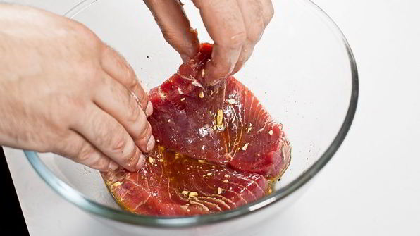 стейк из тунца с гарниром из брюссельской капусты