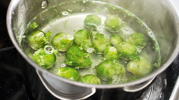 стейк из тунца с гарниром из брюссельской капусты