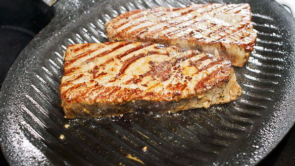 стейк из тунца с гарниром из брюссельской капусты