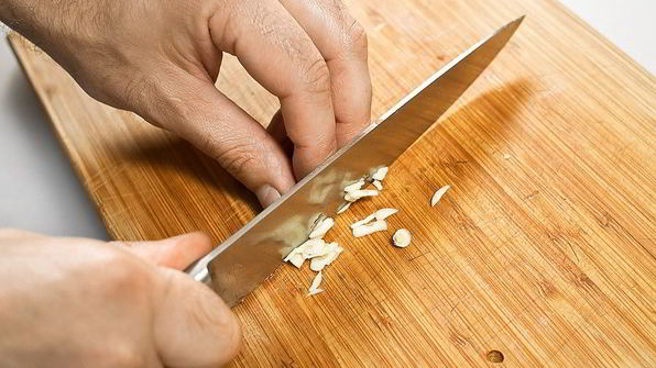 стейк из тунца с гарниром из брюссельской капусты