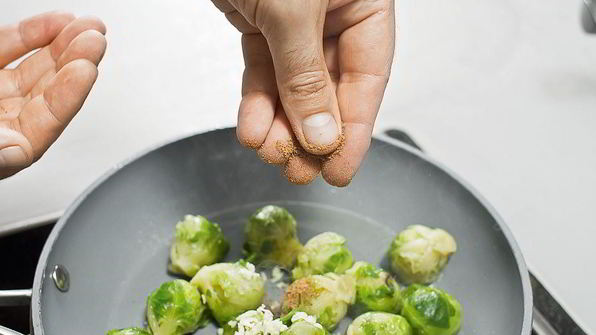 стейк из тунца с гарниром из брюссельской капусты