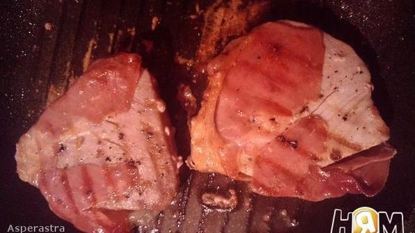 стейк из тунца с прошутто