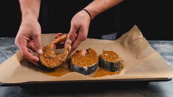 стейк лосося в медово-имбирном маринаде