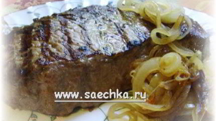 Стейк на решетке с карамелизированным луком