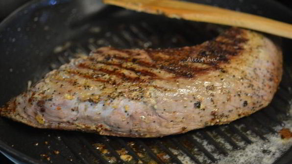 стейк на сковороде